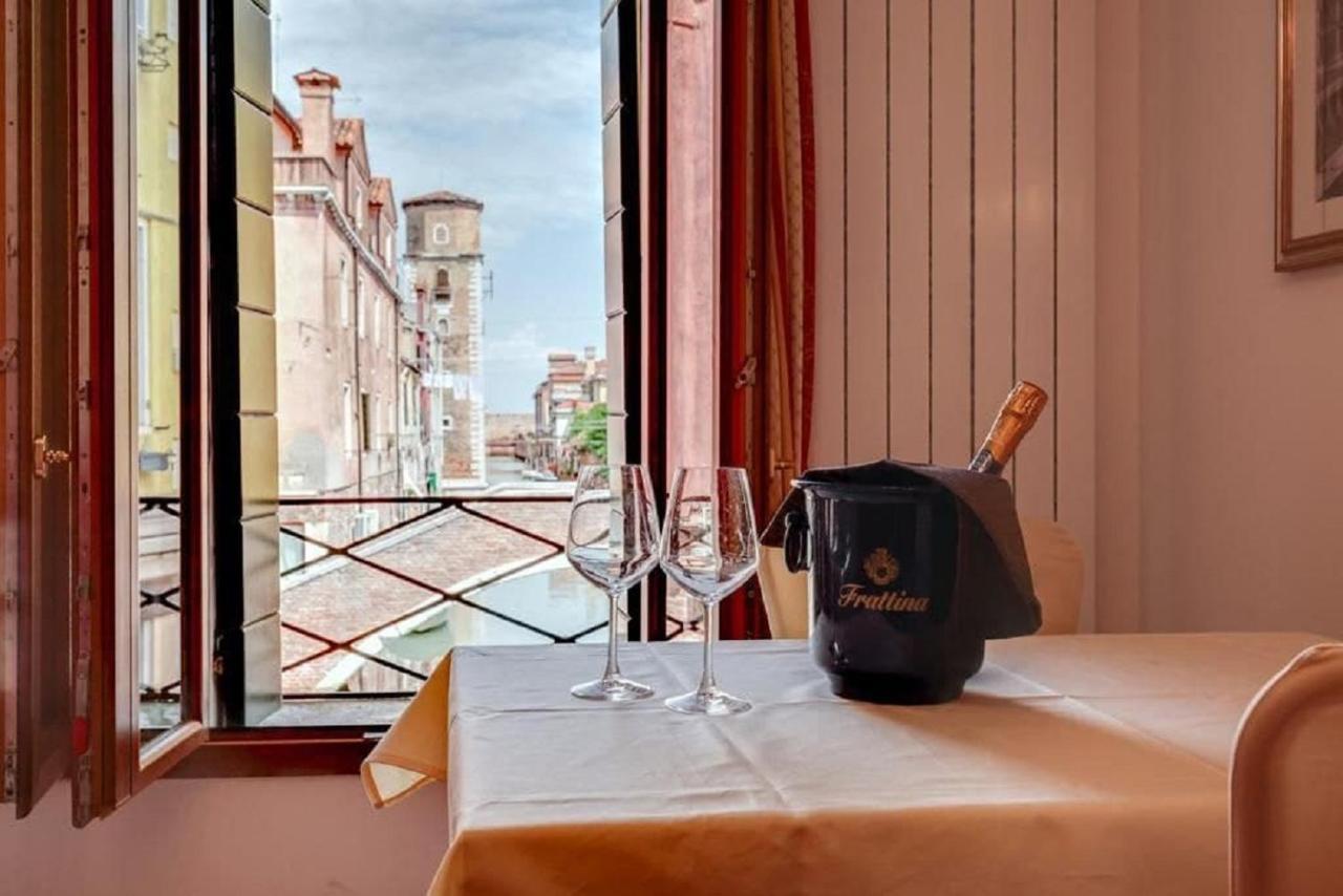 Heart Of Biennale Apartment Venesia Bagian luar foto