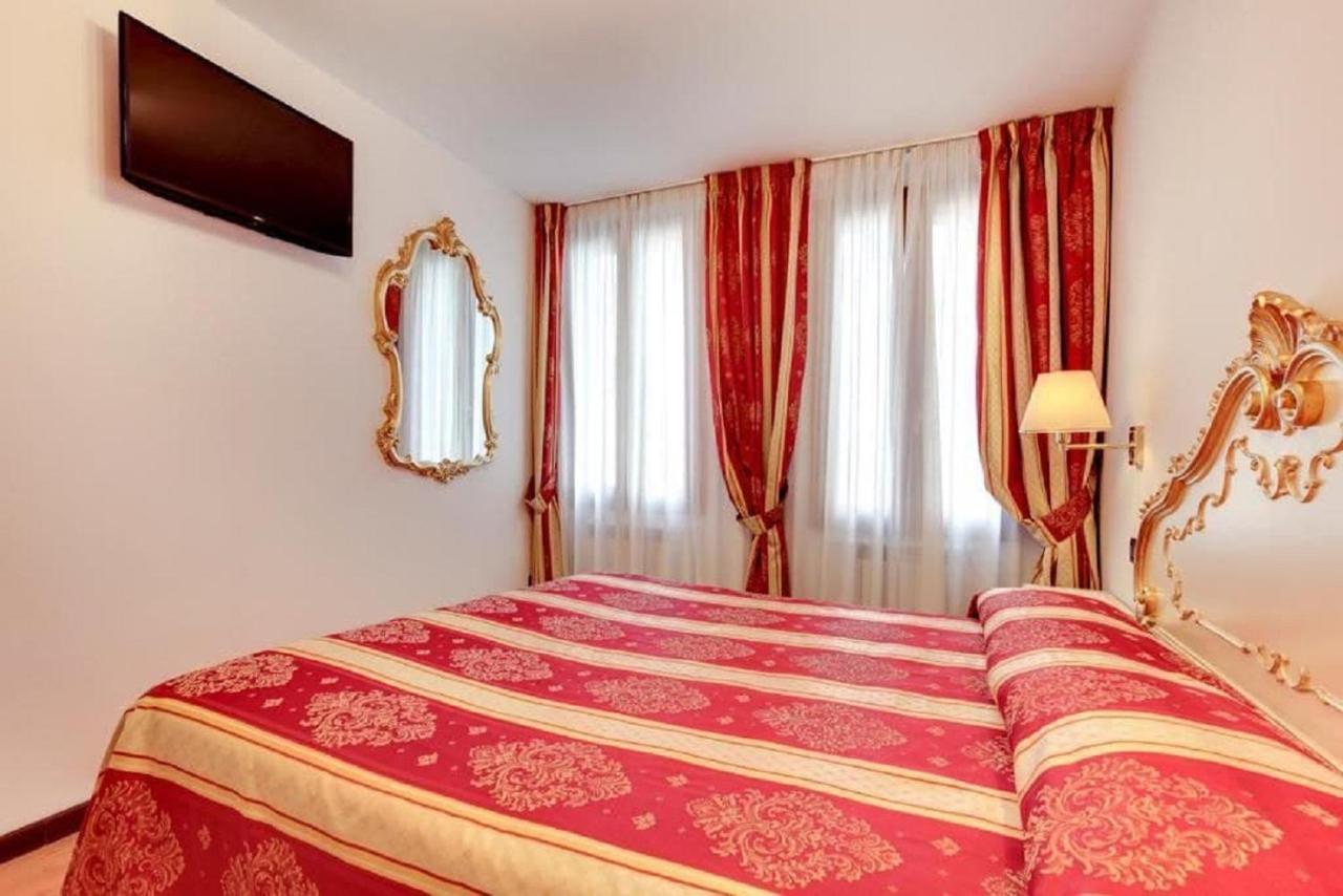 Heart Of Biennale Apartment Venesia Bagian luar foto