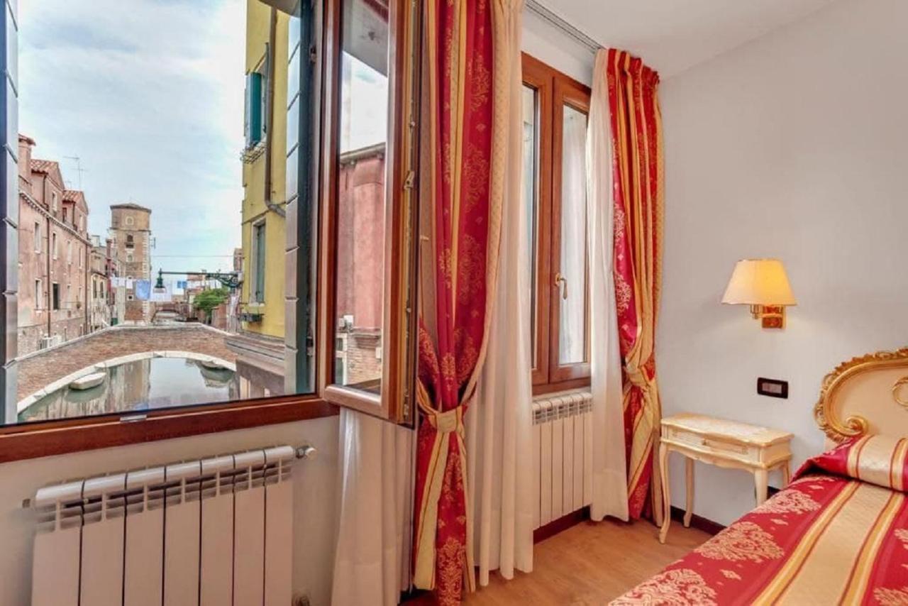 Heart Of Biennale Apartment Venesia Bagian luar foto